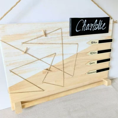 Panneau en bois avec distances de course affichées et médailles.