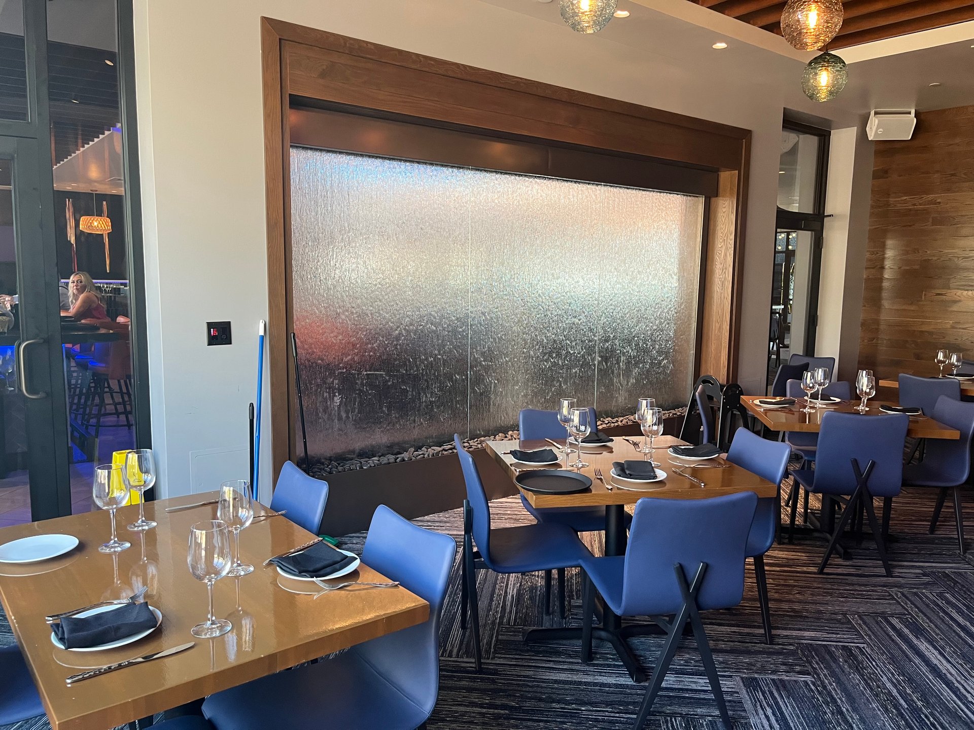 Textured Glass Water Wall with Brown Powdercoated Stainless Steel Frame for Kona Grill Desert Ridge in Phoenix, Arizona Textured Glass Water Wall with Brown Powdercoated Stainless Steel Frame for Kona Grill Desert Ridge in Phoenix, Arizona