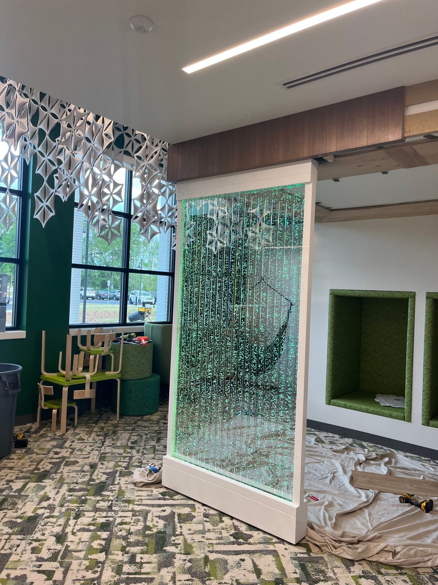 Vertical Chamber Bubble Wall with White Frame Vertical Chamber Bubble Wall with White Frame