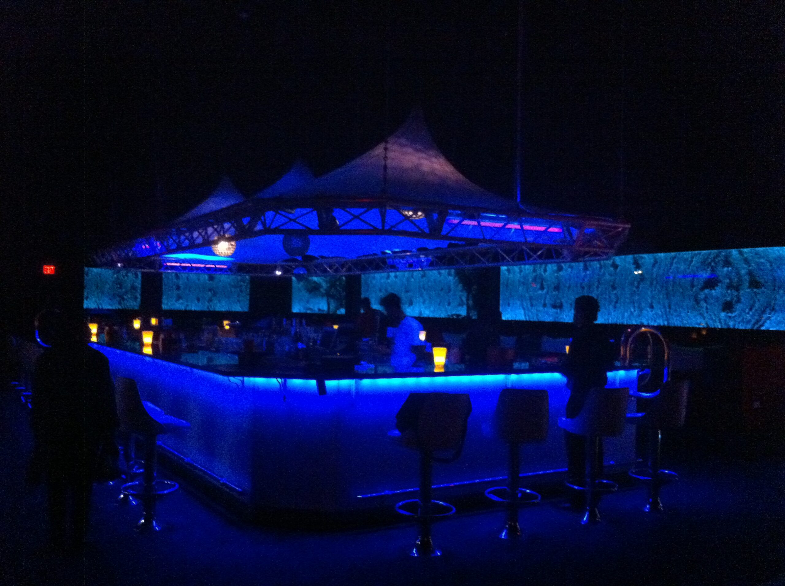 Bubble Walls 349 Bubble Wall Water Feature Aruba Nightclub water feature Worlds Largest Bubble Wall Installation 3 scaled