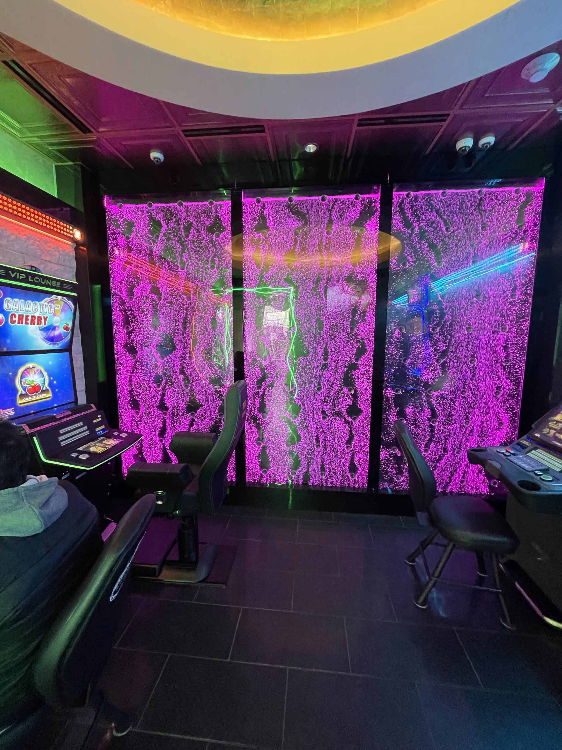 Bubble Walls 261 Rod Style Bubble Wall Swirley at The Grove Mart in Elgin IL 1 scaled