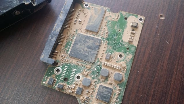 kameni plaketa sklirou diskou plimira Καμένη πλακέτα σκληρού δίσκου πλημμύρα