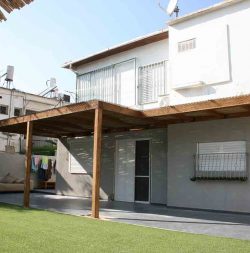 pergulot-30-250x253 כיצד עושים קירוי פרגולה מושלם מאמרים בנושא פרגולות  pergulot-30-250x253 כיצד עושים קירוי פרגולה מושלם