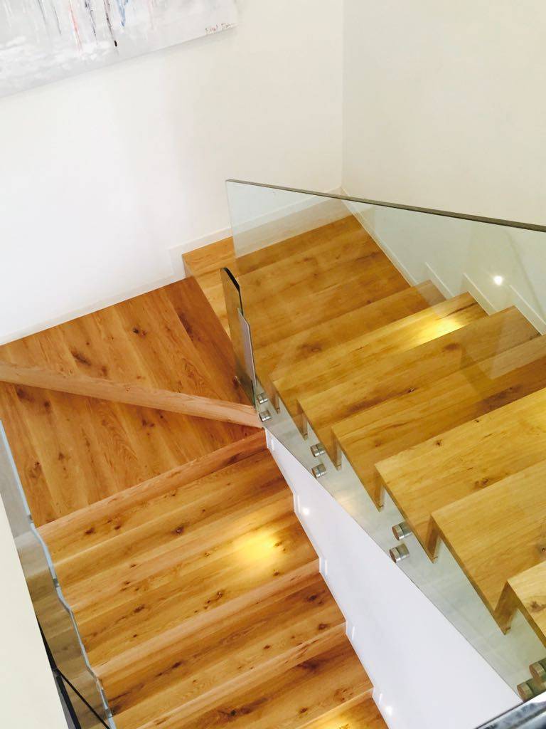 מדרגות עץ אלון מדרגות עץ אלון