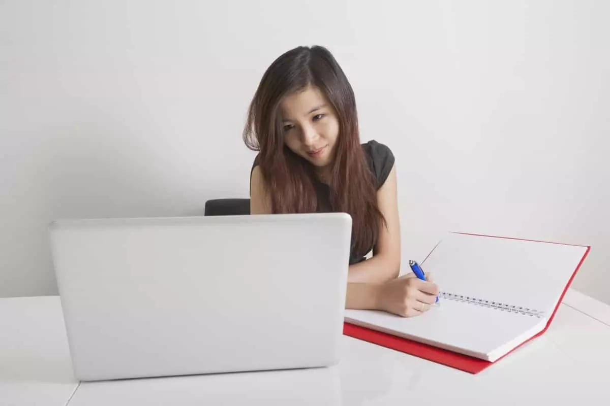 woman doing a credit dispute