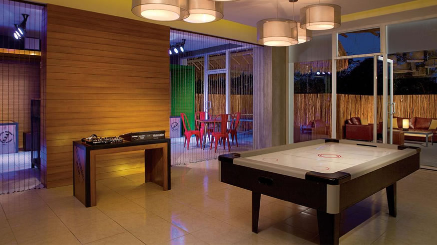 Tips for Traveling with Teens - Clubs your teens will love