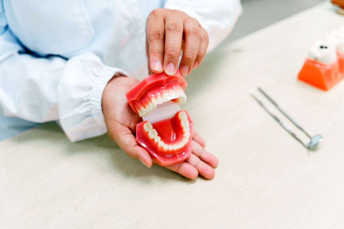 jak długo osiada proteza zębowa