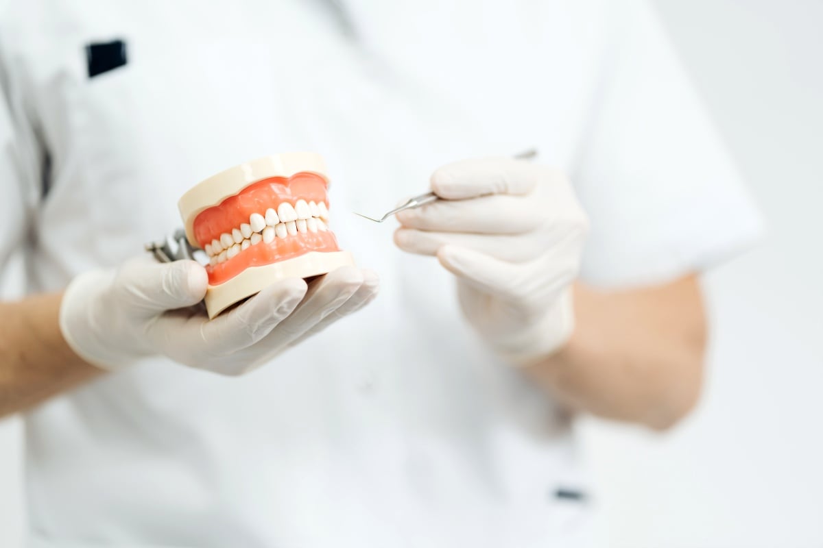 Proteza elastyczna na jeden ząb