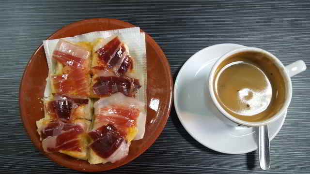 Tostada de jamón ibérico con café negro