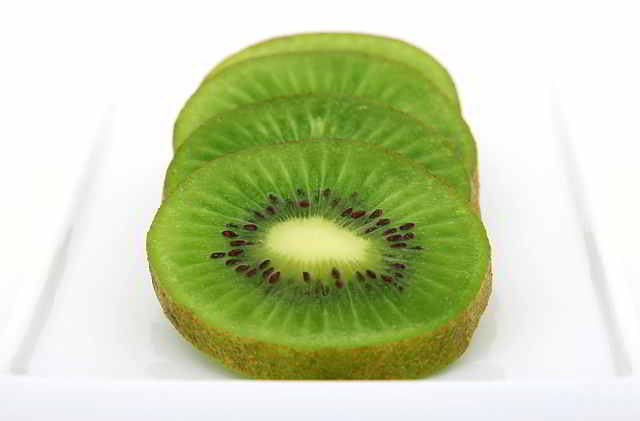 kiwi por la noche para dormir para dormir bien toma dos kiwis por la noche