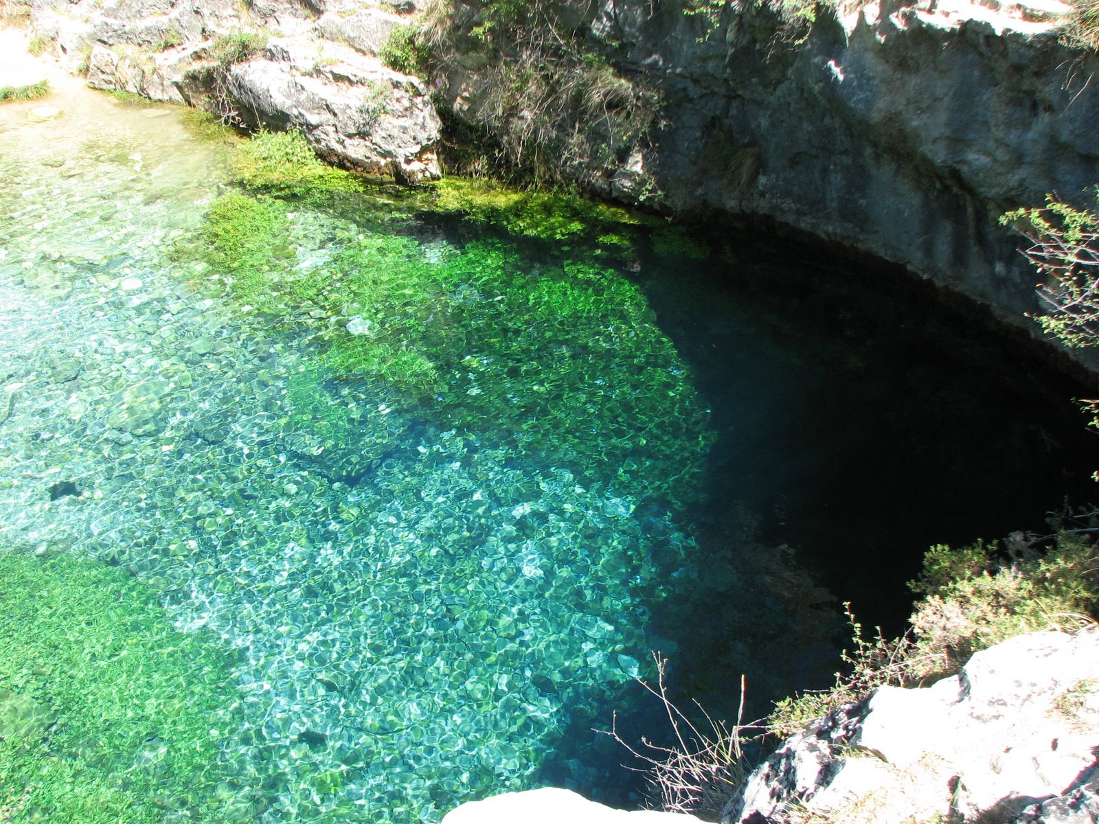 Descubre el Manantial Pozo Azul en Covanera 1 Pozo azul en Covarena
