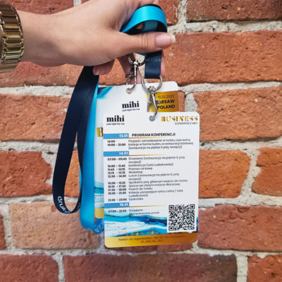 identyfikator_trzymany_druk24