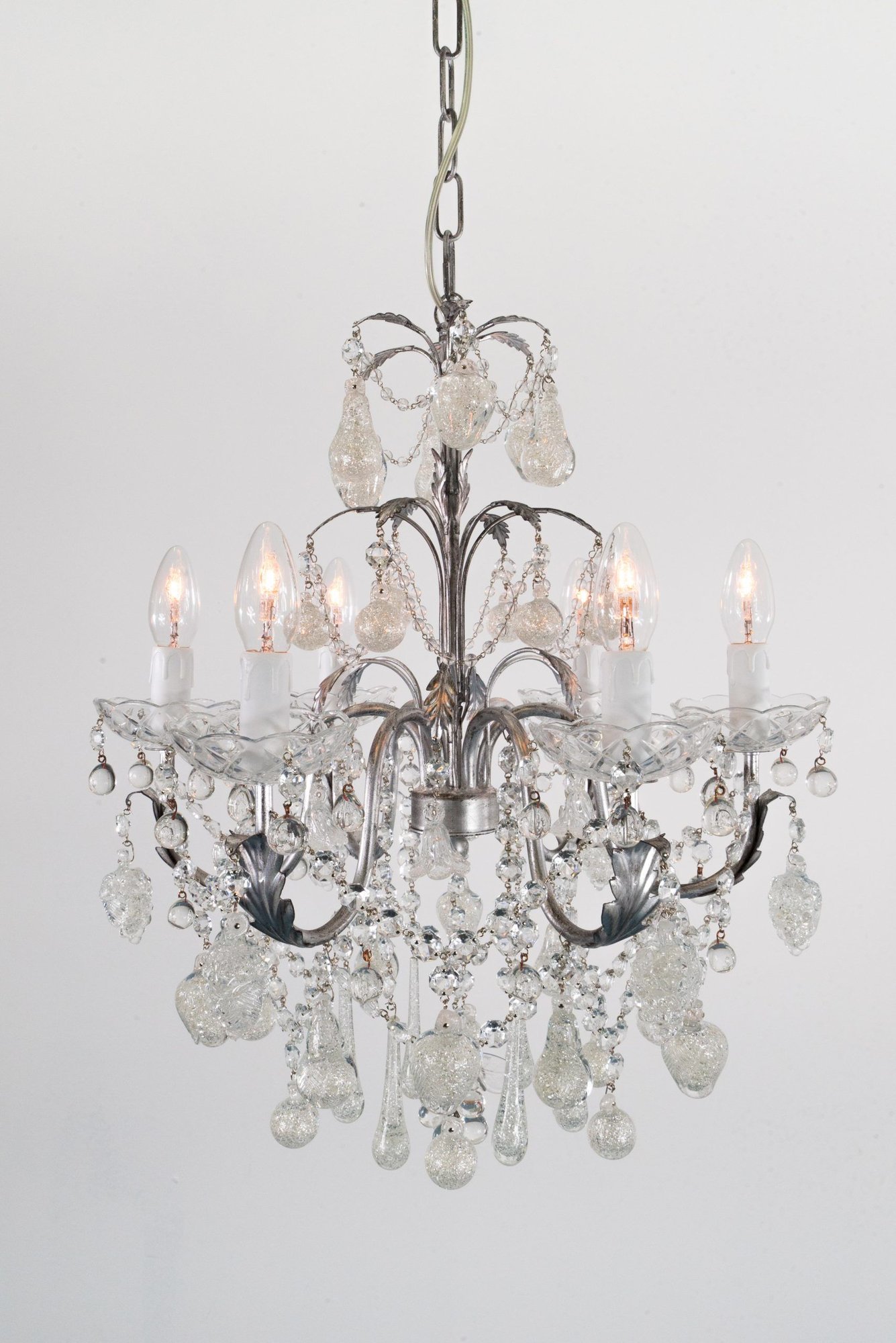 Lampadario mod. 347/5 luci argento, cm 50xh55 . Struttura in ferro battuto decorata con foglia argento e frutta di vetro cristallo con foglia argento incamiciata.