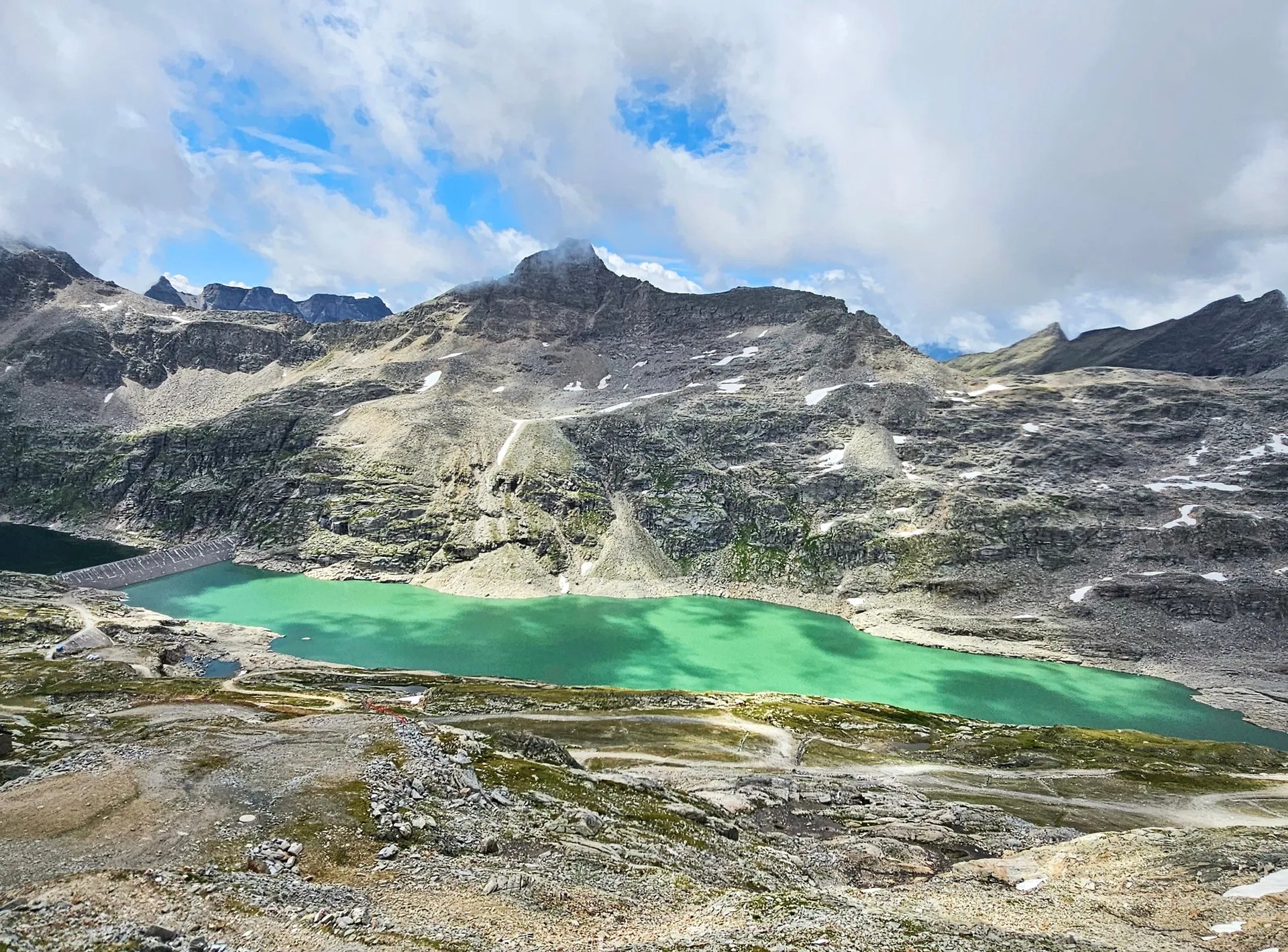Das Top-Ausflugsziel in Flattach. Hochalpiner Blick auf den smaragdgrünen Speichersee und die umliegenden Berge des Mölltaler Gletschers in Kärnten.