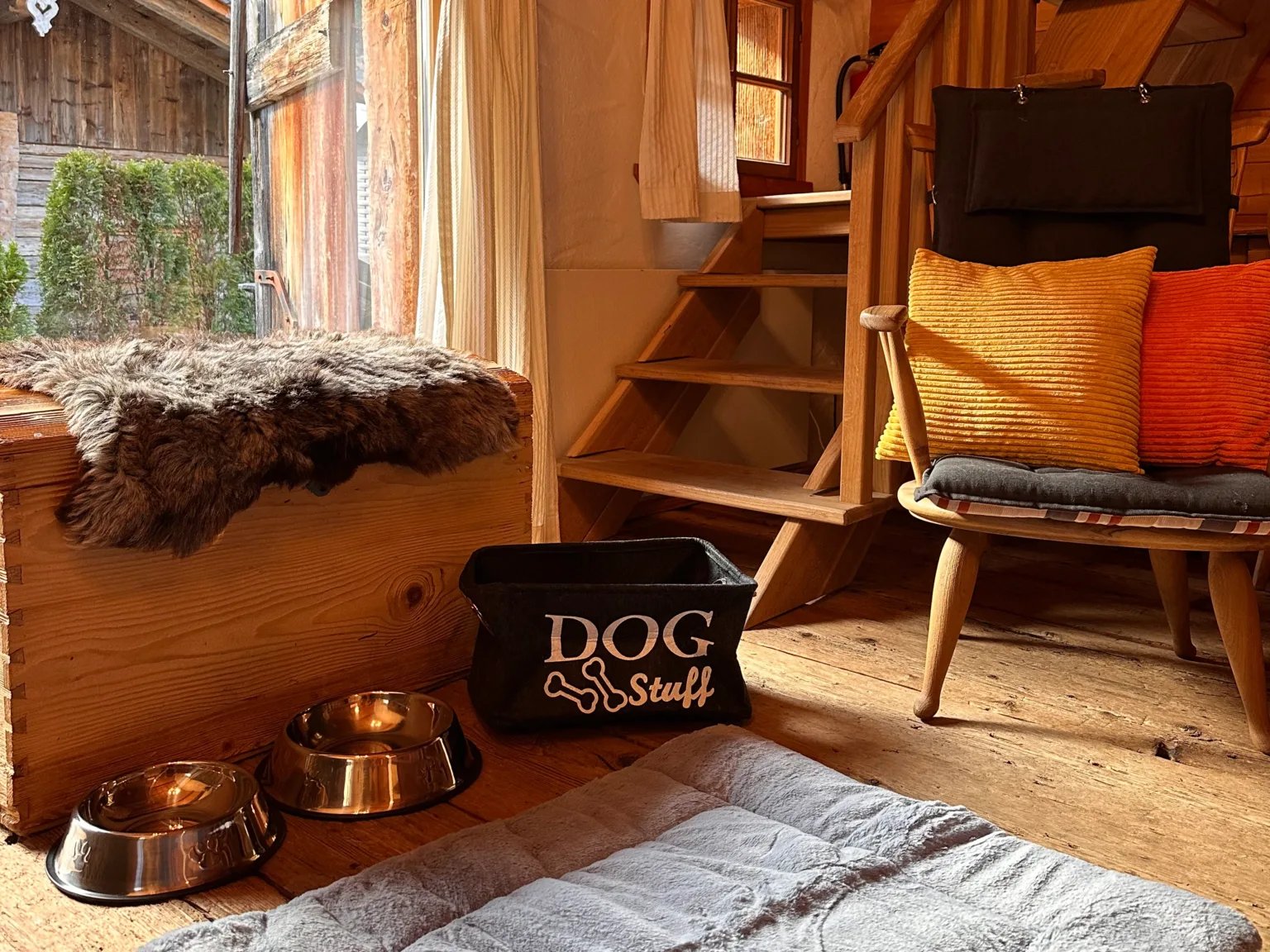 Hundeextras Romantikhütte Hunde willkommen in der Romantikhütte, Futternapf, Hundebett, Box mit Hundespielzeug, gemütliches Sofa