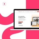 Ein Laptop mit der Homepage der Personalwolke HR-Software thront elegant vor einem stilisierten rosa-weißen Hintergrund und verbindet nahtlos Technologie mit Kreativität.