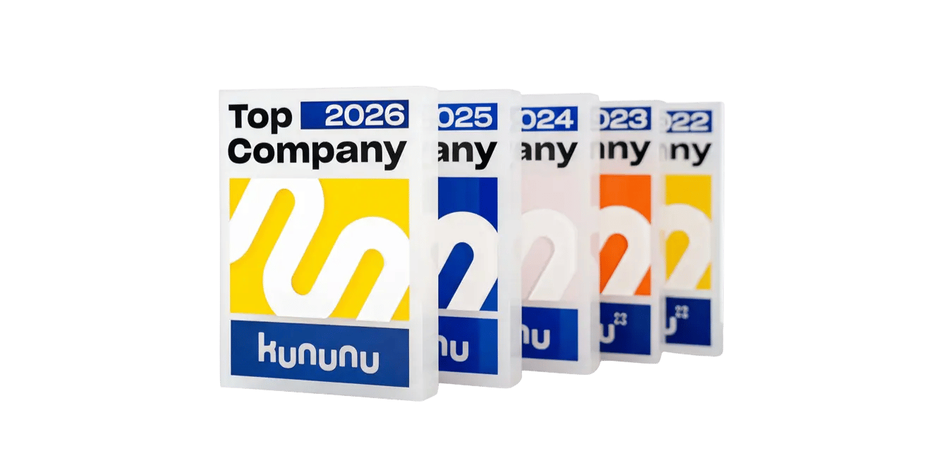 Fünf Plaketten mit dem Text "Top Company" und den Jahren 2022 bis 2026 in einer Reihe, jede mit einer eigenen Farbe, "kununu" am unteren Rand und einem Einfachmarketing-Touch, der Exzellenz hervorhebt.