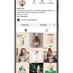 Ein Telefonbildschirm, auf dem das Gesichtsfoto einer Frau für soziale Medien angezeigt wird.