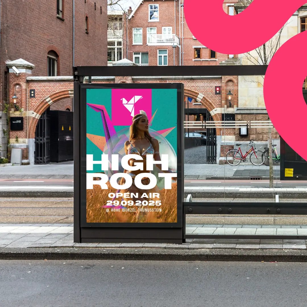 Wartehalle mit einem Werbeplakat "HIGH ROOT OPEN AIR 29.09.2025" mit einer Frau und bunten geometrischen Mustern. Städtische Gebäude, ein Fahrrad und die Aufschrift "Automatisch gespeicherter Entwurf" im Hintergrund.