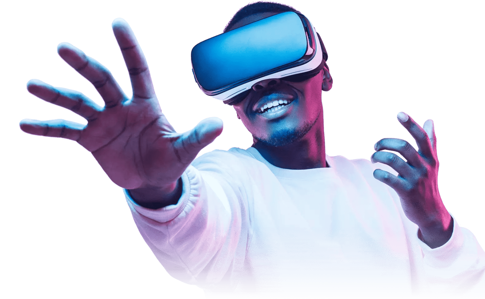 Ein Mann taucht über ein Headset in die virtuelle Realität ein, während er Projekte durchführt.