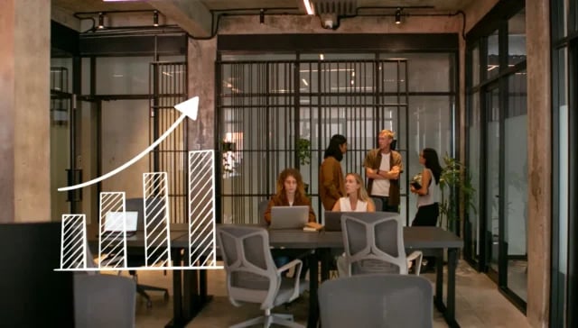 Modernes Büro mit Menschen, die zusammenarbeiten, mit einem überlagerten Balkendiagramm, das einen Aufwärtstrend aufweist - perfekt, um Growth Marketing oder Marketing für Gründer zu illustrieren und den Geschäftserfolg hervorzuheben.