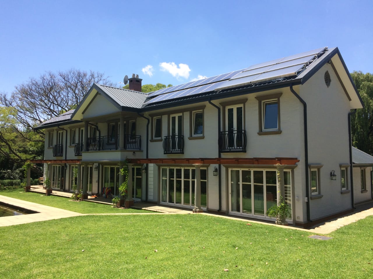 10 Expert Tips on Choosing Between Sliding Doors and Stacking Doors - Featured Image