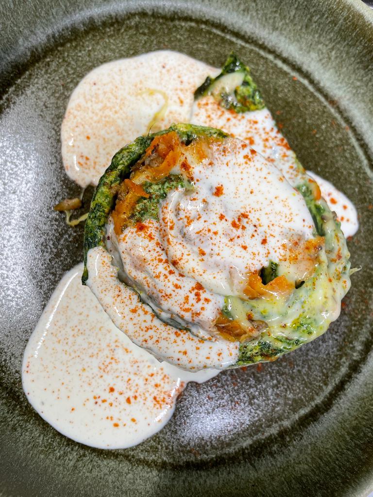 Plato de espinacas con crema y zanahoria, espolvoreado con pimentón – Ideal para disfrutar en restaurantes y cafeterías en Santiago de Compostela, una opción saludable para el menú del día.