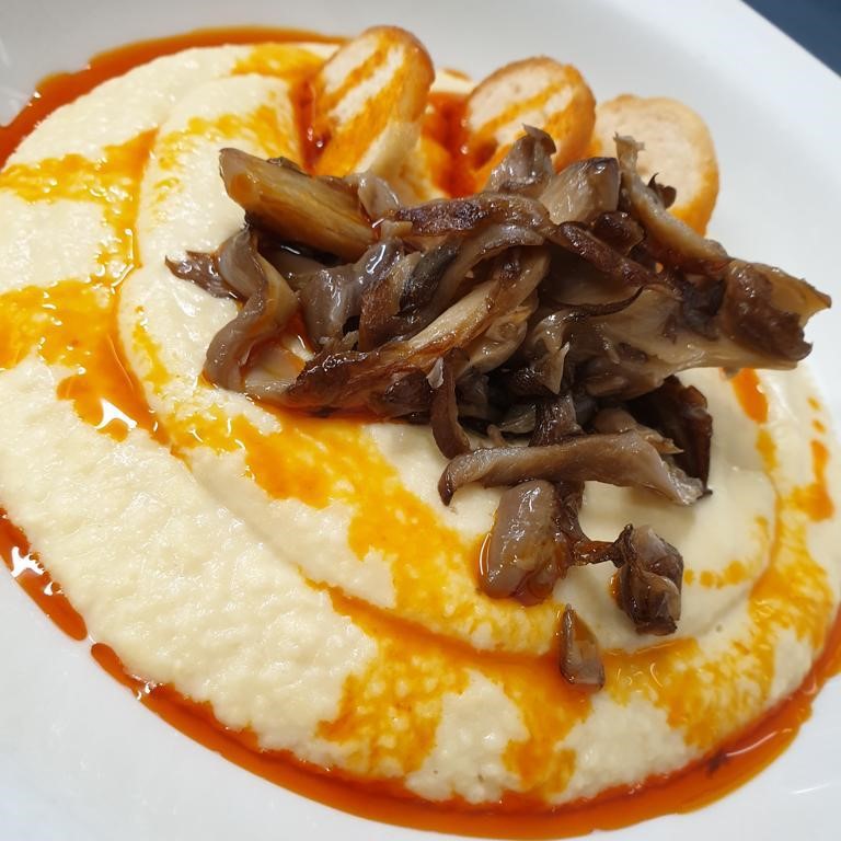 Crepes acompañadas de cebolla caramelizada, perfecta para un desayuno en Santiago de Compostela – Disfruta de los mejores platos en cafeterías y creperías locales.