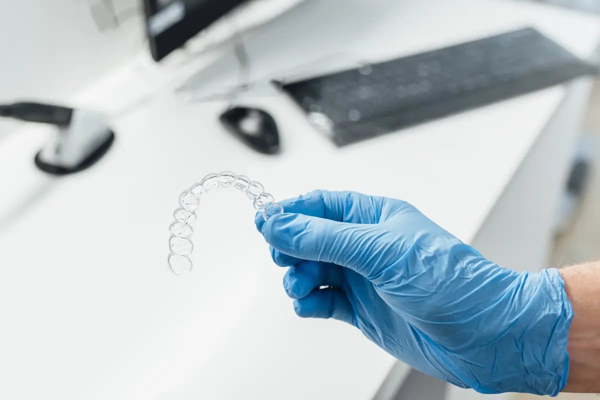 Invisalign– opinie pacjentów noszących nakładki i lekarzy ortodontów