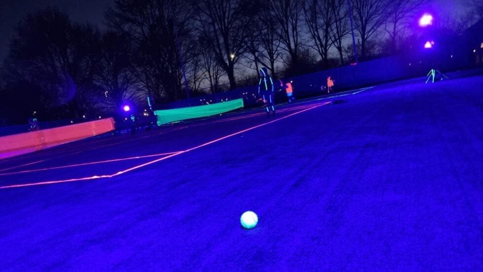 Glow in de Dark Tennis: UV-tape Plakken op Verschillende Ondergronden