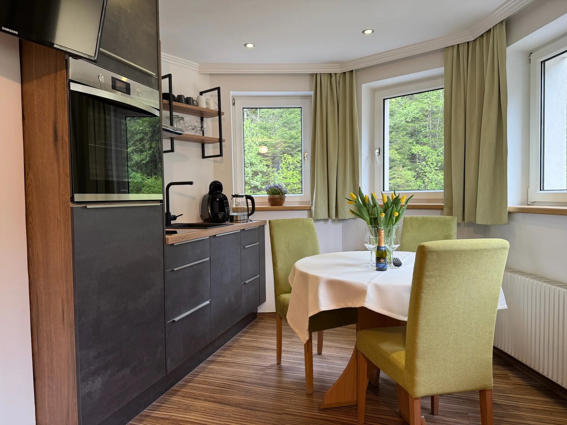 Moderne Küchenzeile mit Esstisch und Blick ins Grüne – Ferienwohnung Schareck in Bad Gastein