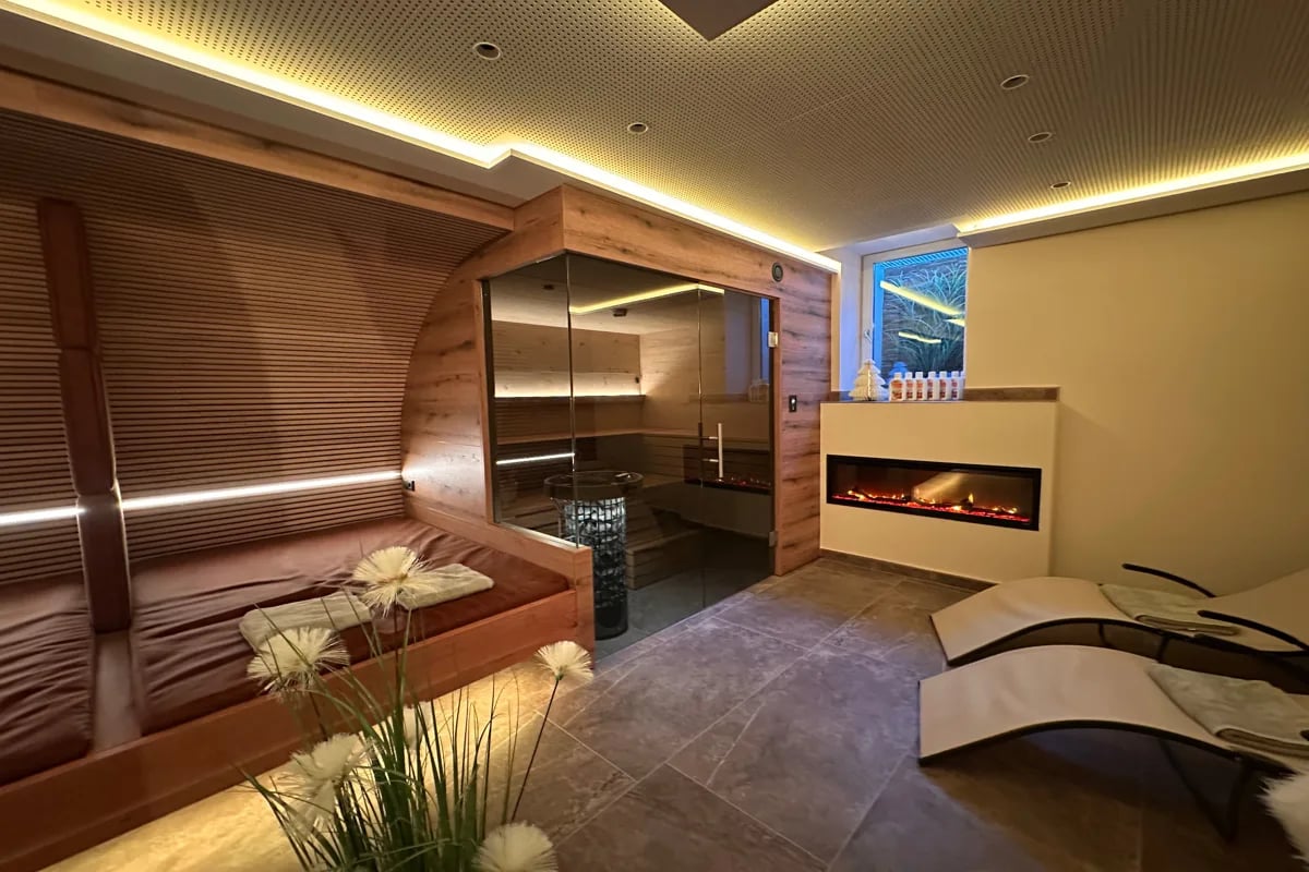 Finnische Sauna mit Glasfront im Wellnessbereich in Bad Gastein