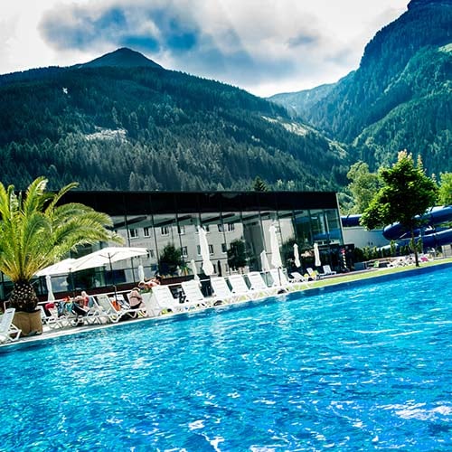 therme500_GRUBERS_Hotel_Apartments-Gastein Felsentherme Außenbecken mit Blick auf die thermenhalle in Gastein