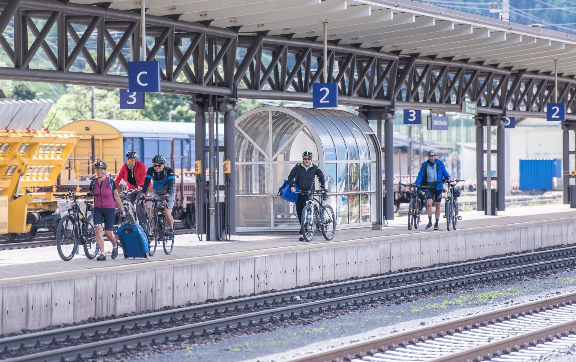 Radfahrer bei der Autoschleuse Tauernbahn von Böckstein nach Mallnitz