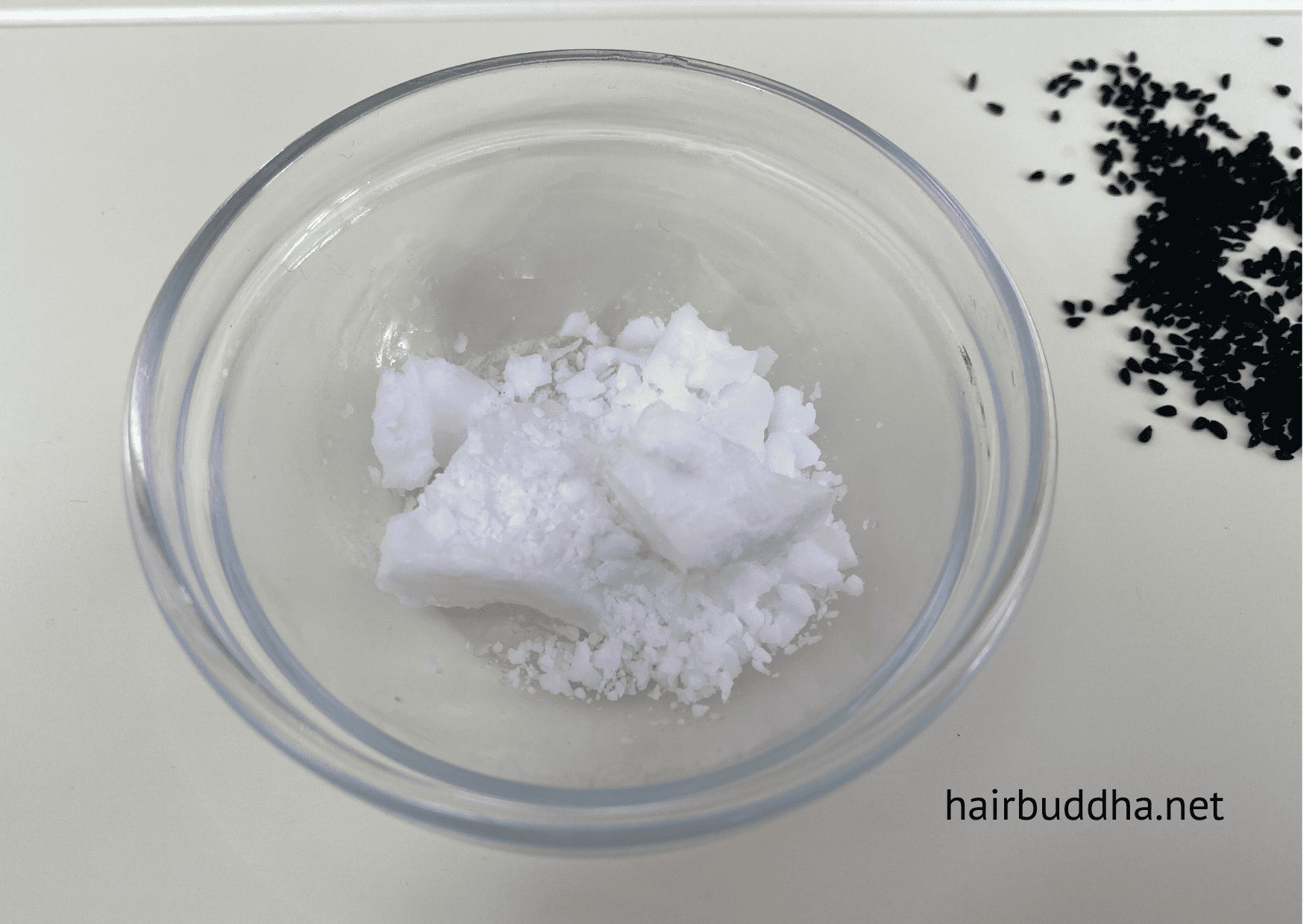 玻璃碗中的椰子油。