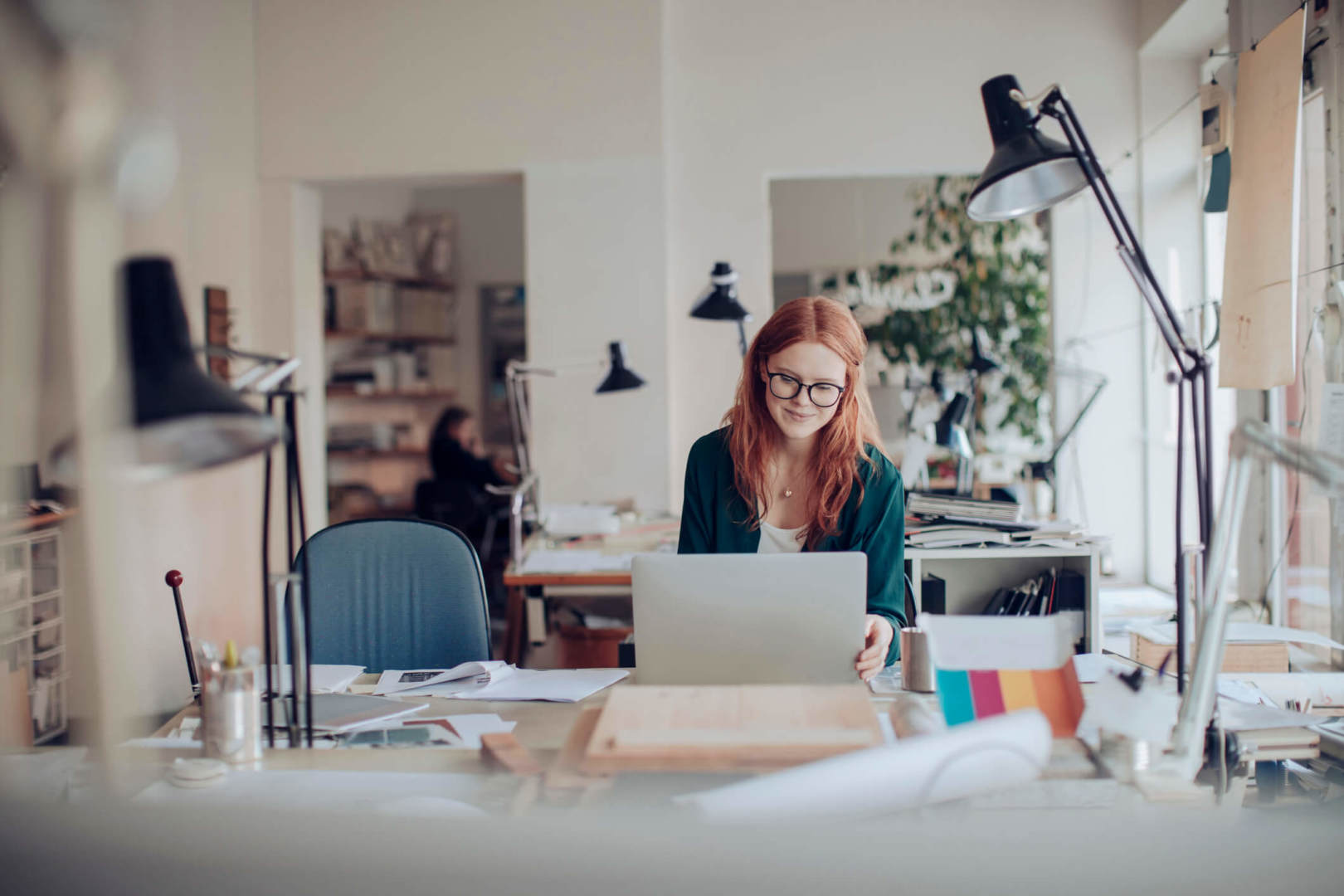 Young woman working on a project img-3