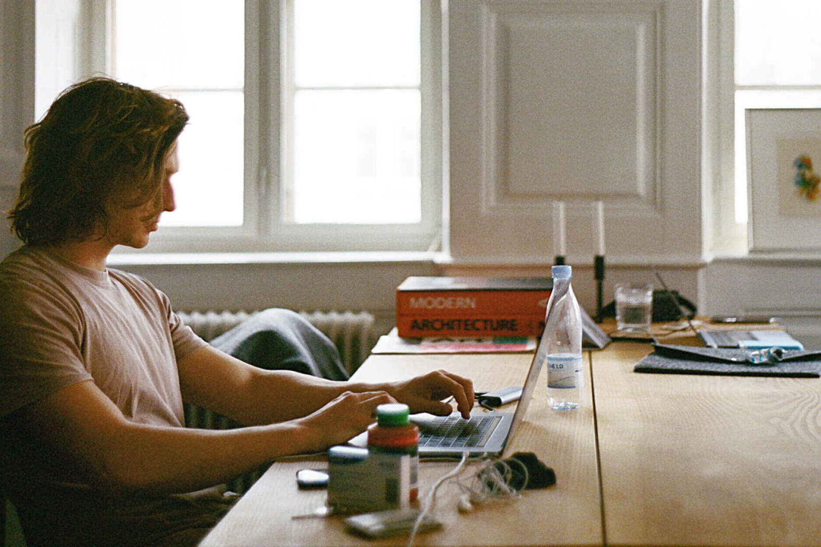 man-sitting-while-using-laptop-2825936 img-3