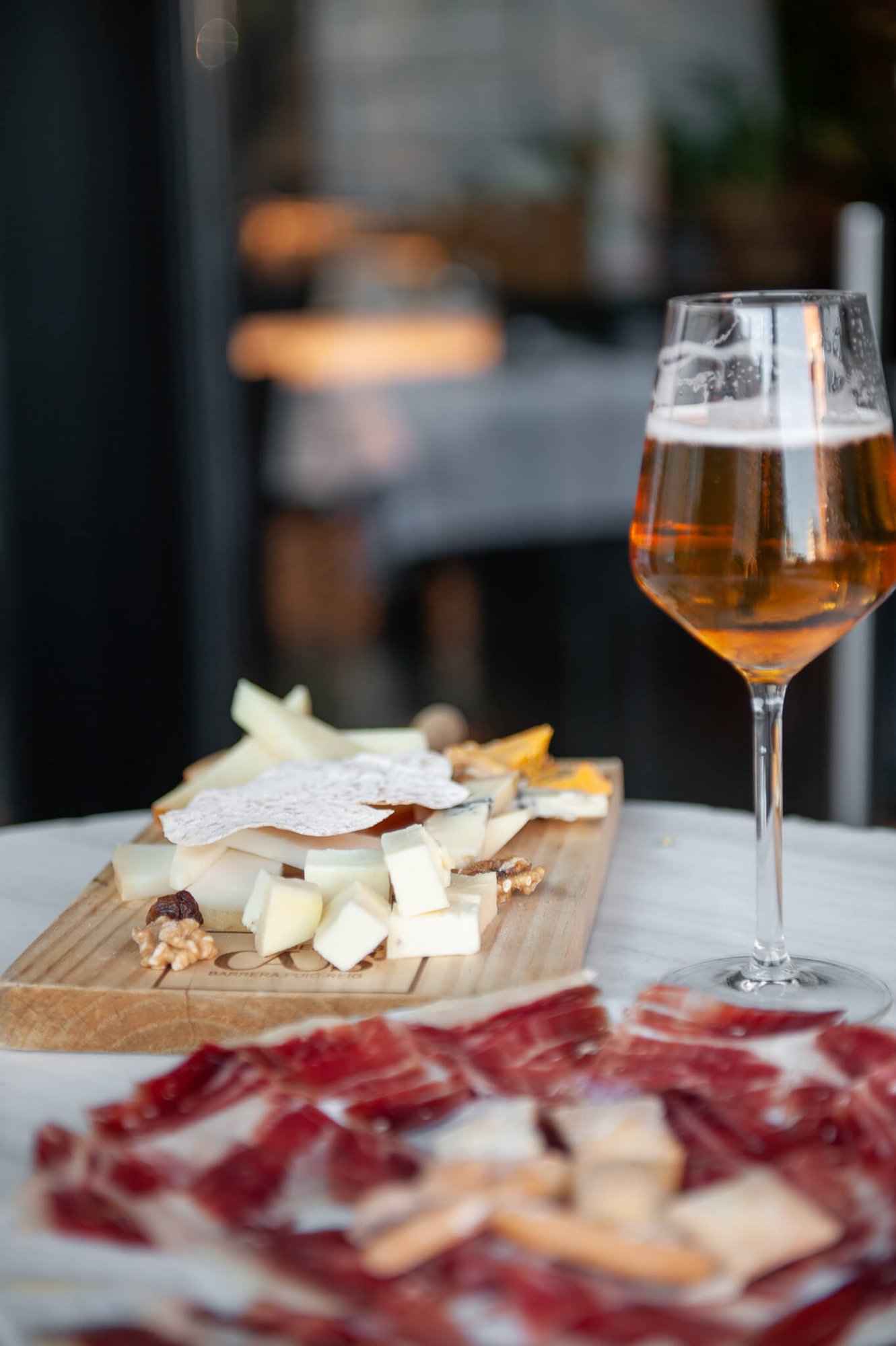 Disfruta de una tapa de jamón o de una tabla de quesos de forma informal con tus amigos.