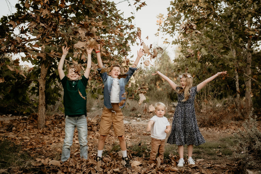 2V7A9621 cousins fall leaves