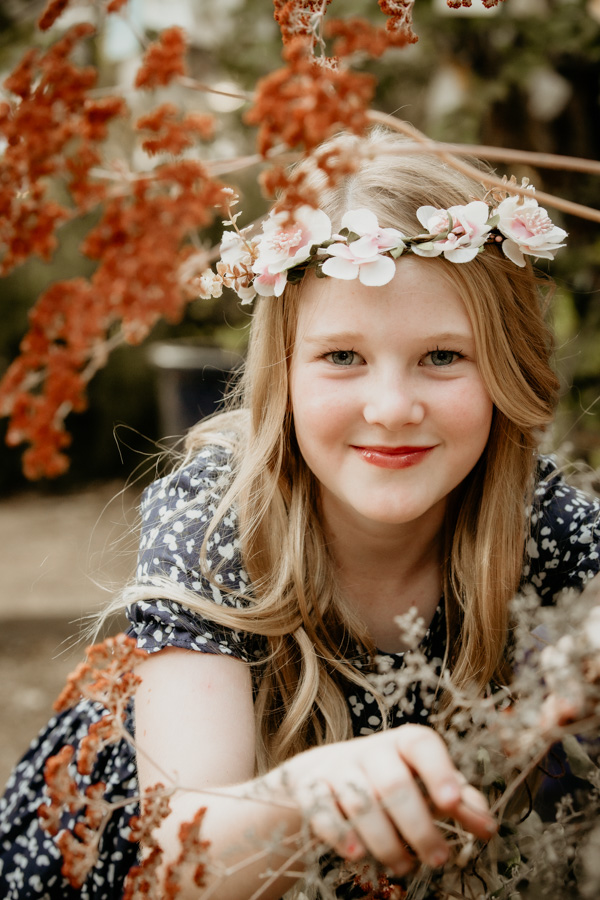 6G4A9866 girl with flowers
