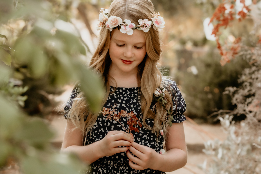 6G4A9872 girl with flowers