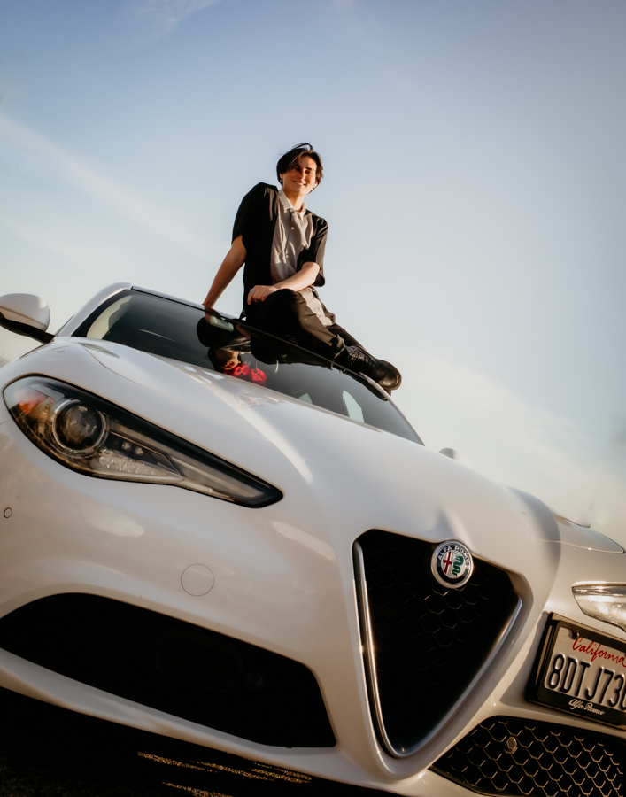 2V7A5238 senior guy portraits, guy and car