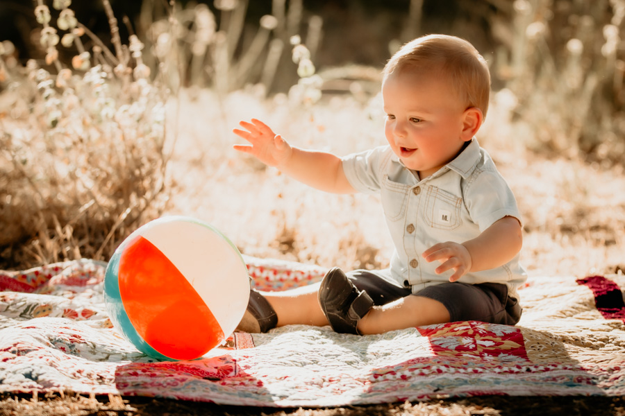 6G4A5491 baby photos, family portraits, beach ball