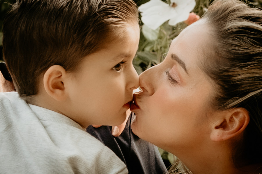 2V7A7005 mother and son, family portraits, Valencia photographer