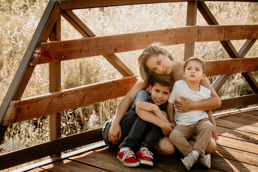 2V7A7146 mother and sons, family portraits, golden hour photography