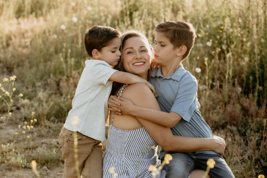 2V7A7222 mother and sons, family portraits, Valencia photographer
