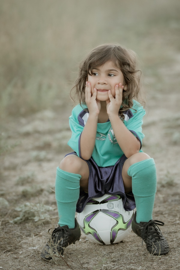 2V7A7706 Family portraits, Valencia photographer, lifestyle natural light photography, girl, soccer