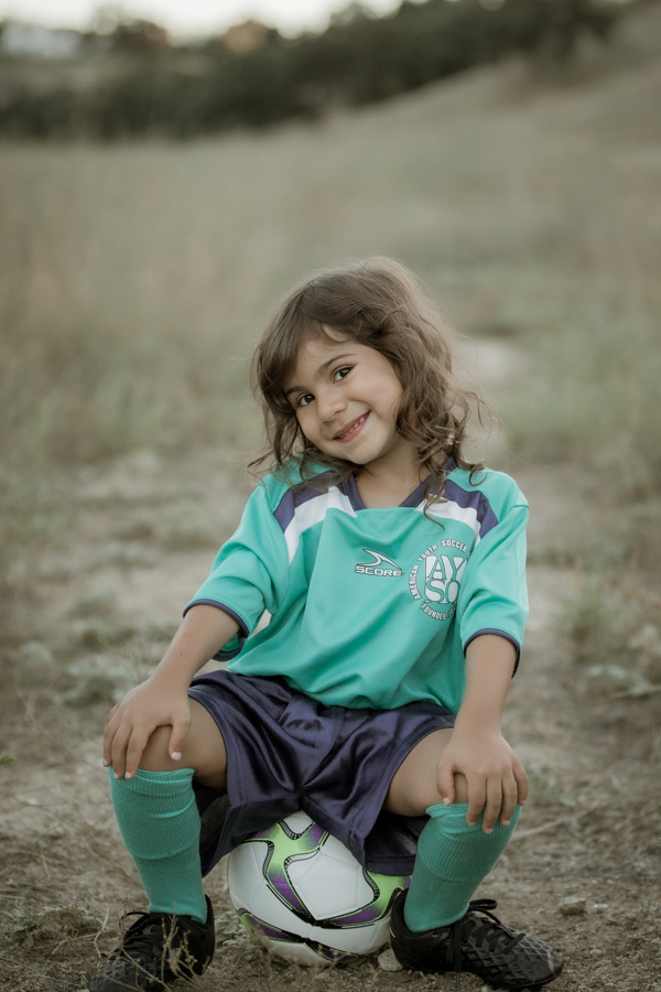 2V7A7708 Family portraits, Valencia photographer, lifestyle natural light photography, girl, soccer