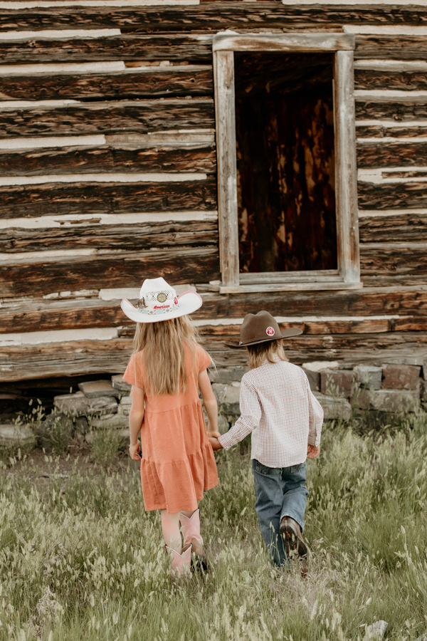 6G4A3399 Lifestyle brother and sister walking away portrait