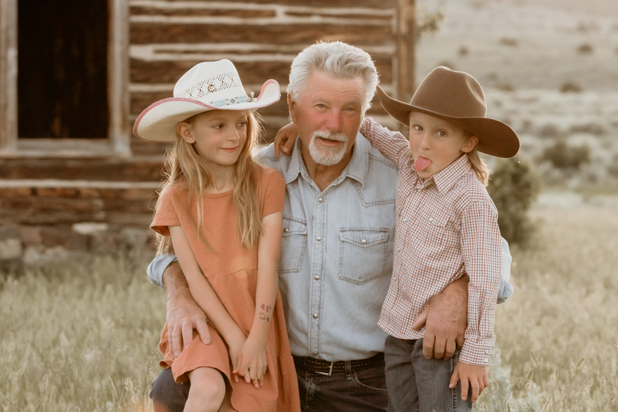 6G4A3431 Family portrait session grandfather and grandkids